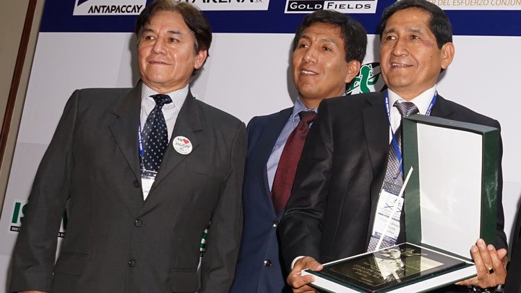 Placa de reconocimiento para Compañía Minera Antamina. Placa de reconocimiento para Compañía Minera Antamina.