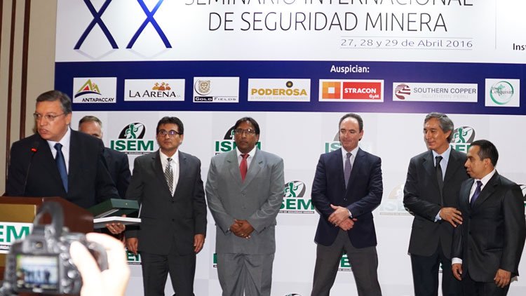 Placa de reconocimiento la unidad de producción en Pisco de Minsur, llamada también Funsur Placa de reconocimiento la unidad de producción en Pisco de Minsur, llamada también Funsur