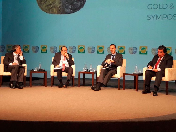 Panel Perspectivas y Oportunidades en el Perú del Simposium Internacional del Oro y la Plata Panel Perspectivas y Oportunidades en el Perú del Simposium Internacional del Oro y la Plata