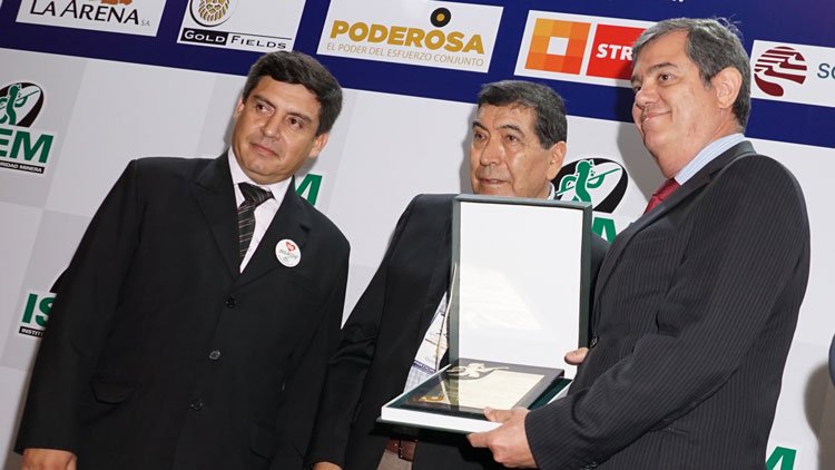 Placa de reconocimiento para Compañía Minera Miski Mayo Unidad de Producción Bayovar 2. Placa de reconocimiento para Compañía Minera Miski Mayo Unidad de Producción Bayovar 2.