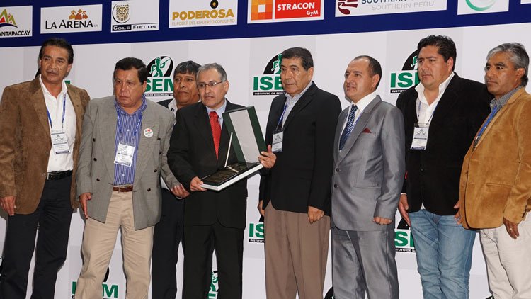 Placa de reconocimiento para Minera Yanacocha Yanacocha