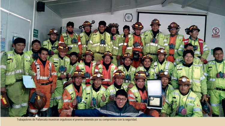Pallancata: trabajadores muestran orgullosos el premio por su compromiso con la seguridad
