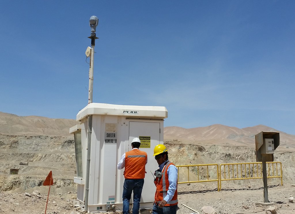 once cámaras de seguridad del fabricante Bosch Security, cuyas imágenes de vídeo y datos se transmiten y monitorizan continuamente desde el centro de control para conocer el tipo de clima, incluso bajo condiciones de total oscuridad durante la noche, y que el equipo geotécnico utiliza para tener más puntos de observación y rápida toma de decisiones para garantizar que la operativa en la mina sea tranquila y segura. once cámaras de seguridad del fabricante Bosch Security, cuyas imágenes de vídeo y datos se transmiten y monitorizan continuamente desde el centro de control para conocer el tipo de clima, incluso bajo condiciones de total oscuridad durante la noche, y que el equipo geotécnico utiliza para tener más puntos de observación y rápida toma de decisiones para garantizar que la operativa en la mina sea tranquila y segura.
