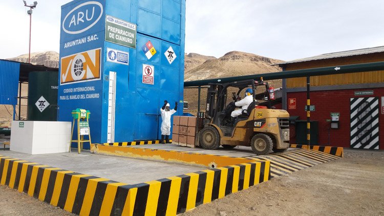 Aruntani recertifica uso de cianuro - Llegada de montacargas a torre de preparación