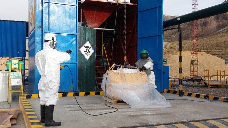 Aruntani recertifica uso de cianuro - Apertura de cajas de cianuro