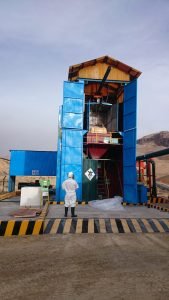 Aruntani recertifica uso de cianuro - Bolsa de cianuro en tolva