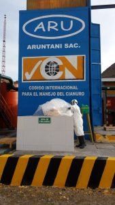 Aruntani recertifica uso de cianuro - Disposición de bolsa vacía en poza de tri lavado