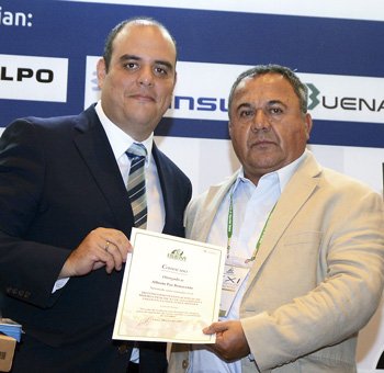 El ingeniero Alberto Paz Benavente recibe premio de manos del viceministro de Minas, Ricardo Labó.