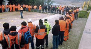 Enrique Paredes, Gerente de Mina GFLC y Presidente del Comité de SSO, liderando en una de las Paradas preventivas de seguridad dentro del Programa de Liderazgo Visible.