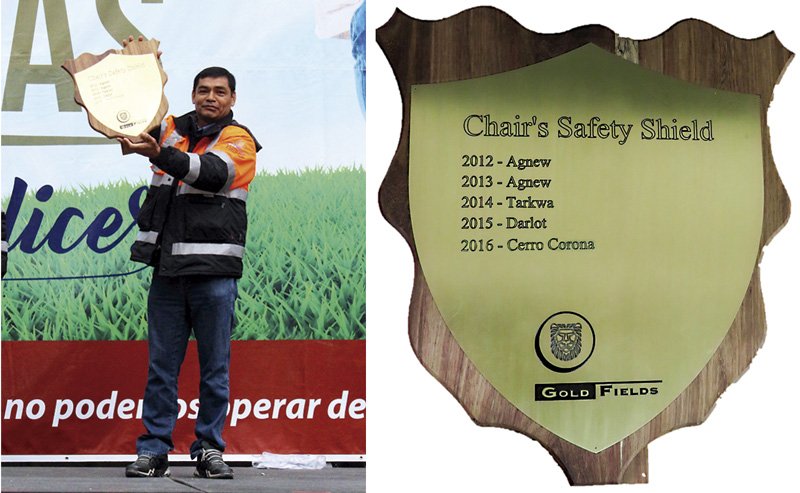 Ronald Díaz, Gerente General de Cerro Corona, mostrando el premio “Escudo de Seguridad del Presidente 2016”.