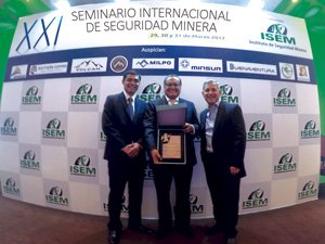 Ronald Díaz, Gerente General, Luis Apaza, Gerente de Seguridad y Salud Ocupacional y Javier Gutiérrez, Gerente de Proyectos mostrando el reconocimiento otorgado a Gold Fields La Cima por parte de ISEM.