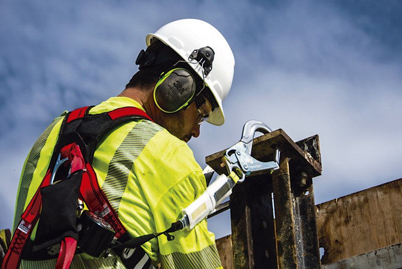 En las operaciones minerometalúrgicas es común, por ejemplo, encontrar productos 3M especiales para la protección respiratoria, auditiva, visual, de cabeza, ropa de trabajo, contra caídas y alta visibilidad. 