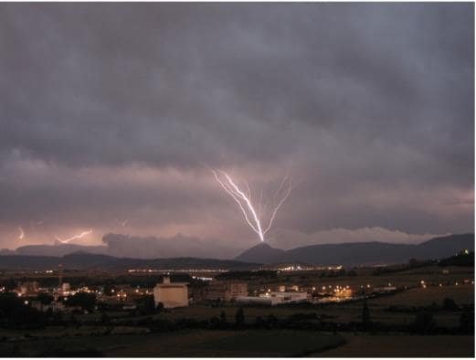 Rayo ascendente iniciado por la torre de telecomunicaciones de la Higa de Monreal (España). Rayo ascendente iniciado por la torre de telecomunicaciones de la Higa de Monreal (España).