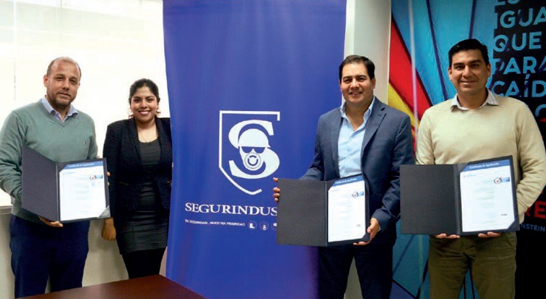 Roger Gabuteau Espinosa, gerente general de Segurindustria junto a Gustavo Montoya León, gerente comercial y Luis Hernán Cortés, gerente administrativo Baldwin, muestran orgullosos sus certificaciones. Roger Gabuteau Espinosa, gerente general de Segurindustria junto a Gustavo Montoya León, gerente comercial y Luis Hernán Cortés, gerente administrativo Baldwin, muestran orgullosos sus certificaciones.