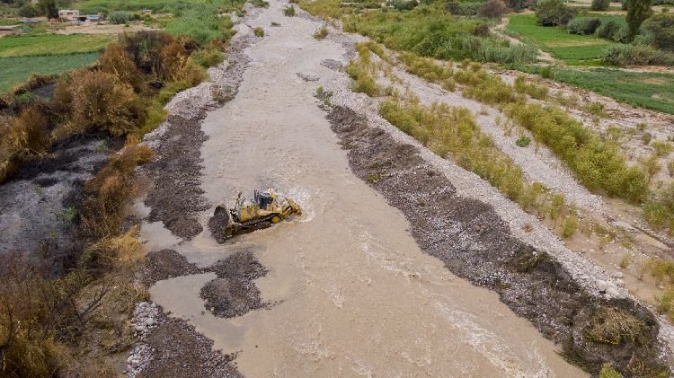Moquegua Southern Perú apoya con maquinaria para atender la crecida del río Tumilaca